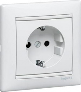 774421 Розетка Белая Legrand Valena 1-ая со шторками и с заземлением