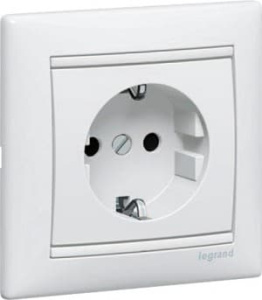 Valena Розетка Белая 1-ая с заземлением Legrand