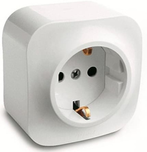 782220 Розетка 1-я со шторками и с заземлением Белая Legrand Quteo