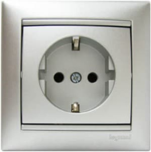 770120 Розетка Алюминий Legrand Valena 1-ая с заземлением