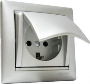 770122 Розетка Алюминий Legrand Valena 1-ая с заземлением с крышкой