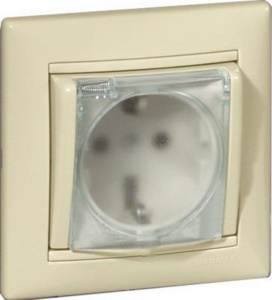 774120 Розетка Слоновая кость Legrand Valena 1-ая с заземлением с крышкой IP44