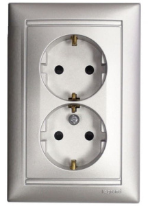 770100 Розетка Алюминий Legrand Valena 2-ая с заземлением