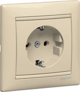 774321 Розетка Слоновая кость Legrand Valena 1-ая со шторками и с заземлением