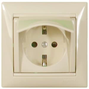 774322 Розетка Слоновая кость Legrand Valena 1-ая с заземлением с крышкой